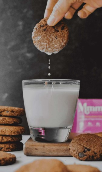 Dunk Cookie in Milk